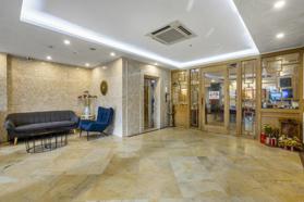 Thông tin địa chỉ Khách sạn First Eden: Khách sạn có view bờ hồ