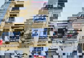 Nhà mặt phố Trung Phụng. Quận Đống Đa. Con phố đẹp, buôn bán kinh doanh sầm uất, nằm giao nhau với Xã đàn. Nhà xây 5 tầng. Diện tích: 27m2. Từ tầng 2 là 30m2. Vỉa hè rộng. Mặt tiền 2,8m.