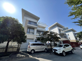 Bán biệt thự đơn lập 270 m2 đối diện Vinhomes Marina, xây 4 tầng, full nội thất cao cấp. Giá 2x tỷ