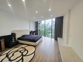Bán căn nhà hoa hậu vip mặt hồ Đầm Tròn ngõ 135 Đội Cấn 60m2 x 8 tầng MT 6m view toàn cảnh mặt hồ