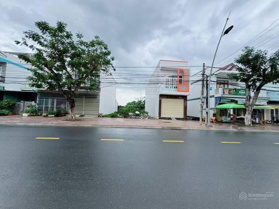 Bán đất chạy tiền lo việc gần THPT Ngô Quyền, MT Tạ Uyên, Cà Mau. DT 100m2, giá chỉ 800tr, SHR