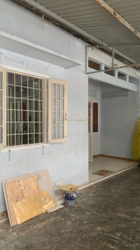 Nhà riêng chính chủ, DT đất: 100m2 (nhà cấp IV, có sân trước; vị trí ở thuận lợi)