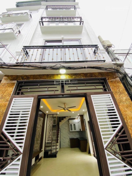 Em bán nhà phố Lụa. Nhà đẹp ở ngay. Ô tô vào tận cổng. Vài bước chân ra phố Lụa 33m2 5 tầng 5.55 tỷ