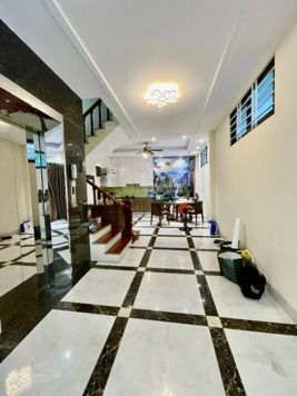 Cần bán nhà Nguyễn Văn Cừ Dân xây 68m2 - hơn 12 tỷ - 5 tầng - MT 5m gara oto-thang máy - lô góc