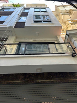 Nhà Sát Cầu Vĩnh Tuy - Phố Thạch Bàn-Gara Oto + Thang Máy Fuji ,Nét 5,5tỷ. Dt 45m2 x 5T , Mt:6m,