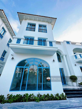 Cần bán gấp căn BT song lập vàng tại Sun Grand City Feria - DT 220 m2, giá 2x tỷ, đối diên Vinpearl