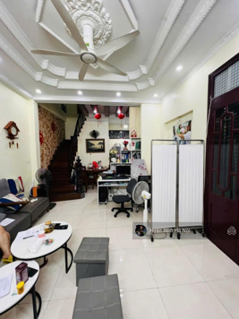 Bán gấp nhà dân phố Trần Khát Trân, lô góc bề thế, ngõ nông sát phố.