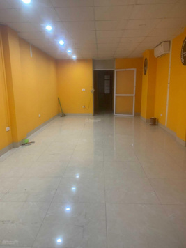 Chính chủ nhượng cửa ngõ hàng Hoàng Quốc Việt DT 60m2 MT 5m vỉa hè rộng giá 15 tr/th