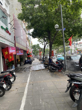 Cần bán gấp, mặt đường đôi Trung Kính, diện tích rộng, xây tòa văn phòng hoặc khách sạn cực đỉnh