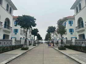 Bán cắt lỗ sâu biệt thự view công viên, nhìn ra đảo Rều DT=180m2 giá 18, x tỷ trục thông ra biển