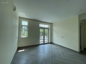 Cho thuê nhà thương mại liên kế 372m2, phù hợp để mở Văn phòng công ty hoặc để ở