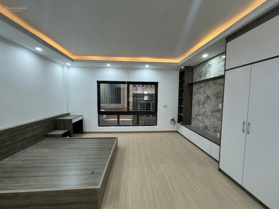 Mặt phố Vạn Bảo, 70m2, 10T, MT 6m, giá 35 tỷ, ô tô đỗ cửa, kinh doanh, khu phố VIP nhất Ba Đình