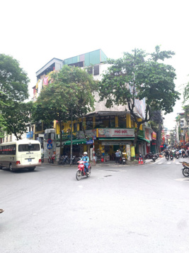 Bán nhà mặt phố Quán Thánh, lô góc ngã 4, DT 40m2 x 2 tầng, MT 15m, giá 12,5 tỷ