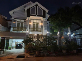 Bà chị đi nước ngoài cần bán gấp căn biệt, tặng full nội thất. Tại Thủ Dầu Một Bình Dương