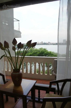 Bán nhà mặt Hồ Tây - Kinh doanh - 2 vỉa hè - 2 mặt tiền - 75m2*6T - MT 4.5m, giá 52 tỷ