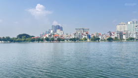 Bán toà nhà 220m2/ xây 6 tầng mặt Phố Từ Hoa, Trước mặt là công viên, và mặt Hồ Tây, giá 720 tr/m2