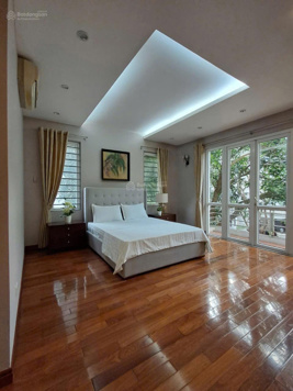 Biệt thự Vườn Đào bán ở khu D5 tuyệt đẹp, gara để 3 ô tô, view nhìn ra vườn hoa, gần Lotte