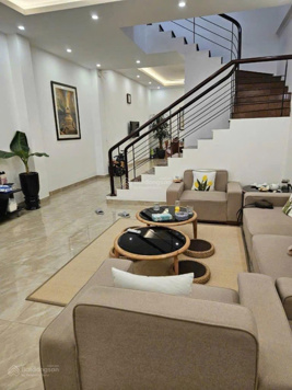 Trung tâm Ba Đình, ô tô đỗ trước cửa vào nhà, 80m ra tới phố, an ninh tốt, xung quanh nhà quan chức