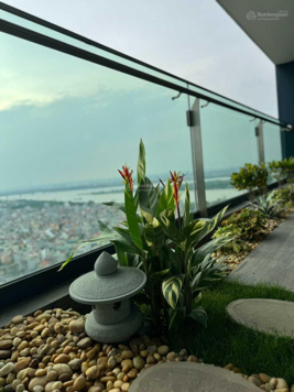 VIP bán căn 3PN 174m2 full đồ vào ở ngay Sunshine Golden River - Giá bán 78tr/m2. Ban công Đông Nam
