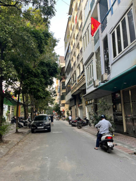 Vip - Phân lô Nguyên Hồng - Vỉa hè ô tô tránh - 9 tầng thang máy - Kinh doanh - 70m2 - Giá 30 tỷ