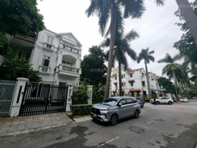 Cô của em cần bán căn biệt thự lô C1 KĐT Ciputra lô góc DT 245.4m2