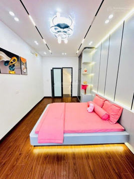 NHÀ ĐẸP -PHỐ VIP-NGÕ THÔNG -TIỆN ÍCH XUNG QUANH MIỄN BÀN GIÁ NHỈNH 5TỶ