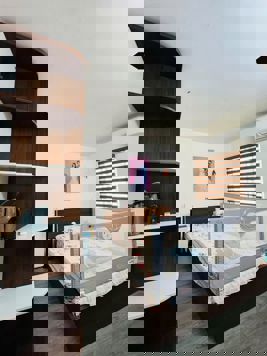 - Em cần bán căn 70m2  (2 ngủ 2vs) toà HH Linh Đàm, tầng 2x view  hồ  - Nhà full nội thất ( sàn gỗ , trần , bộ bếp, bếp từ , hút mùi , giường , tủ quần áo, 2 điều hoà )  - giá 2.7x bao sang tên