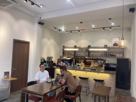 Cực hiếm chú em nhờ bán nhà mặt phố Văn Miếu Q. Đống Đa, thiết kế 5 tầng, 7.6m mặt tiền, DT 82m2