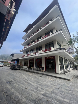 Bán nhà phố đi bộ Chợ Đêm Mộc Châu. MT 11m. Nhà 2 mặt thoáng( 1 mặt trục chính phố đi bộ