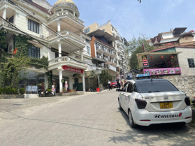 Đất hiếm trung tâm sân quần, nhà thờ cổ Sa Pa