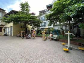 Chủ nhà là người quen nhờ bán - ngõ phố Khâm Thiên, giao thông thuận tiện, sân chơi cạnh nhà