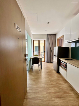 Cho thuê căn hộ studio mới 100%. Ban công máy giặt riêng. Đầy đủ tiện ích thang máy, bảo vệ hầm xe