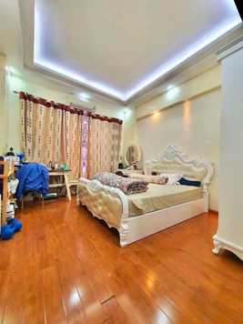 Bán nhà Nguyễn Khánh Toàn,cách  phố 30m có thể vừa ở vừa cho thuê. giá nhỉnh 10 tỷ.