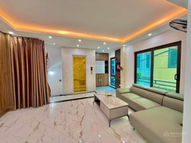 Phân lô ô tô vào nhà Hoàng Đạo Thành, kinh doanh, vỉa hè rộng, 6 tầng thang máy, ban công các tầng