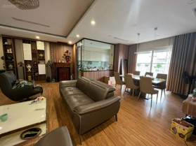 Chính chủ bán căn 3PN diện tích 135m2 ban công Đông Nam, full nội thất giá 9,48 tỷ bao thuế phí