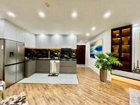 Chính chủ bán CH-78m2-2pn 2wc tầng trung full nội thất, BC Đông-Nam Cầu Giấy Center Point 6,1 tỷ