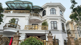 Bán biệt thự đơn lập đẹp nhất khu C, 360 m2, 4 tầng thang máy, bể bơi đẹp, NT phong cách Louis