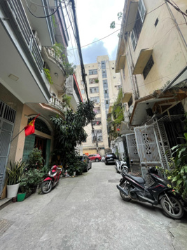 Bán tập thể tầng 1 tập thể Bộ Công An-Giải Phóng. 73m2x6mMT. Ngõ rộng 4 ô tô 7 chỗ đỗ cửa giá 3.4tỷ