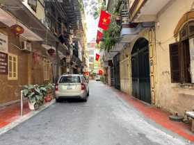 Chính chủ bán nhà đường Dịch Vọng, DT 55m2 x MT 6m, 5 tầng, vị trí đẹp, khu phân lô, gần công viên