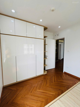 Bán căn góc 2 phòng ngủ chung cư VP5 Linh Đàm view hồ, sổ đỏ chính chủ 72,2m2