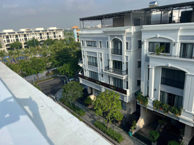 Nhà phố 7m hầm 4 tầng sổ hồng vị trí đẹp gần Vietcombank Vạn Phúc, giá 26 tỷ rẻ hơn cả nhà thô