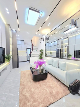 Chỉ 68 tỷ có ngay dòng tiền 1.7 tỷ/ năm, mặt phố Cầu Giấy, vỉa hè rộng nhất, 450m2 x 3 tầng, MT 8m