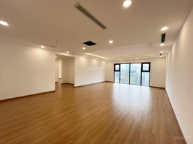 Chính chủ bán căn góc 140m2, 3PN2WC tầng trung, ban công Nam tòa Paragon Cầu Giấy