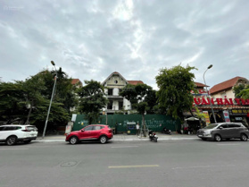 Biệt thự trung tâm quận Cầu Giấy. Diện tích 400m2, mặt tiền 17,4. Liên hệ Văn Tài 0977 432 831