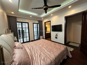 Bán nhà 9 tầng thang máy mặt ngõ 18 Nguyên Hồng DT 70 m MT 6m gara để được 3 ô tô