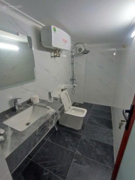 CC CHUYỂN NHƯỢNG NHÀ MẶT PHỐ NGHI TÀM, GARA 2 Ô TÔ, THOÁNG MẶT SAU.