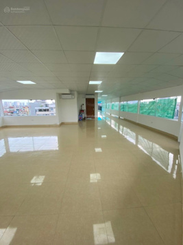 Tòa nhà văn phòng - khu vực sầm uất thang máy