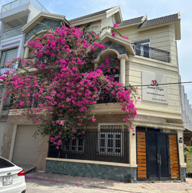 Bán căn gốc 1 trệt 2 lầu. Hẻm ô tô, nhà mới, có thể làm văn phòng