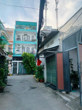 Cần bán nhà 2 tầng quận Bình Thạnh, hẻm xe hơi. Di chuyển ra trung tâm cực kỳ thuận tiện.