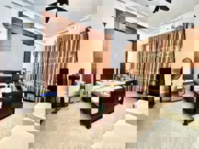 Bán nhà mặt phố Đê La Thành, Đống Đa  tiện kinh doanh,5 tầng 66m2 giá 20.9 tỷ